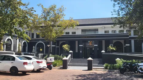 Hyde Park Lane, 407 Hyde Ln