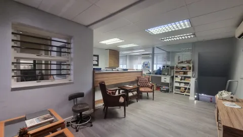 Entire Building - 21A Loop Street