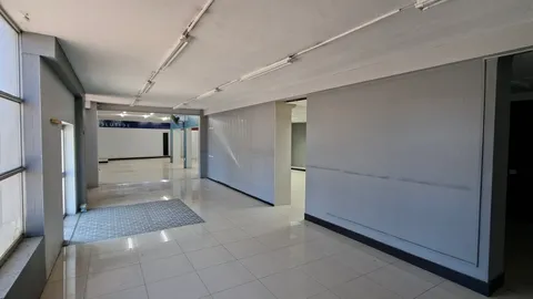 650 sqm Showroom Warehouse To let Paarden Eiland