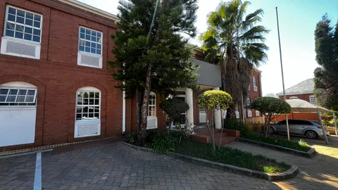 4 Georgian Crescent West, Bryanston