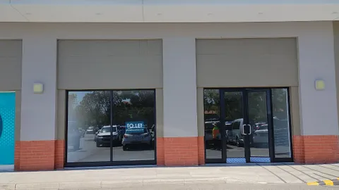 Woodbridge Square, Cnr Dann and Monument Road, Glen Marais