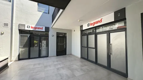 Manhattan Corner, Century Way