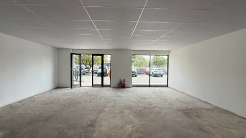 Woodbridge Square, Cnr Dann and Monument Road, Glen Marais