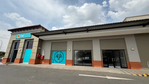 Woodbridge Square, Cnr Dann and Monument Road, Glen Marais