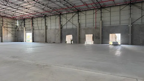 Warehouse to let in Jet Park (3).jpeg
