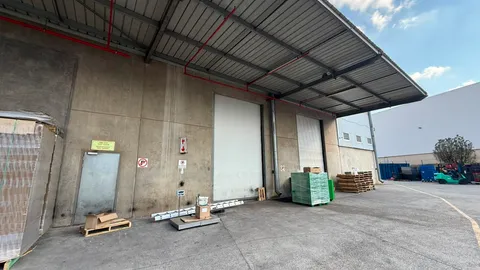 Warehouse to let in Pomona (7).jpeg