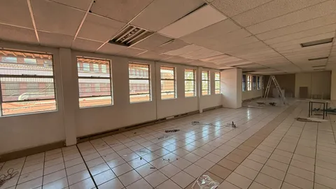 Office to let in Kempton Park (4).jpeg
