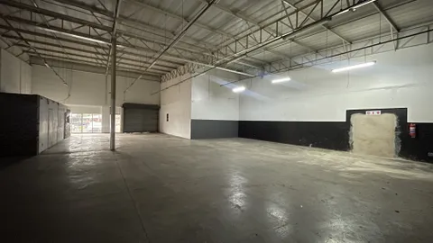 The Pond Shopping Centre, 561 James Crescent