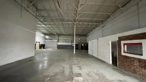 The Pond Shopping Centre, 561 James Crescent