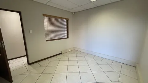 Office To Let in Laser Park (9).HEIC