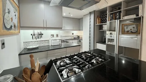 Vacant Apartment in Cape Town Central On Auction: Section 13 Wolroy House, 35 Barrack Street, Zonnebloem, Cape Town