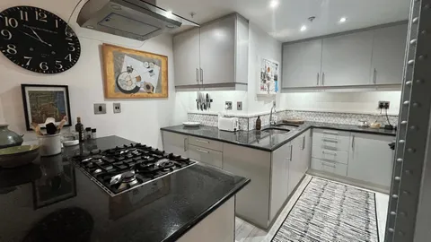 Vacant Apartment in Cape Town Central On Auction: Section 13 Wolroy House, 35 Barrack Street, Zonnebloem, Cape Town