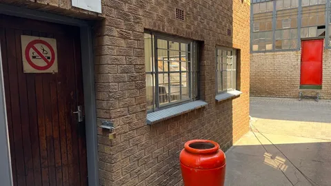 Warehouse to let in Jet Park (2).jpeg