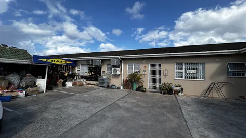 Vacant 2-Bedroom Apartment on Auction: 255 Marine Drive, Manaba Beach, Margate, Ocean centre