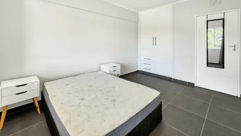 Secure Rosebank Apartment with Garage and Balcony On Auction: 23 Bridge Street, Rosebank, Cape Town
